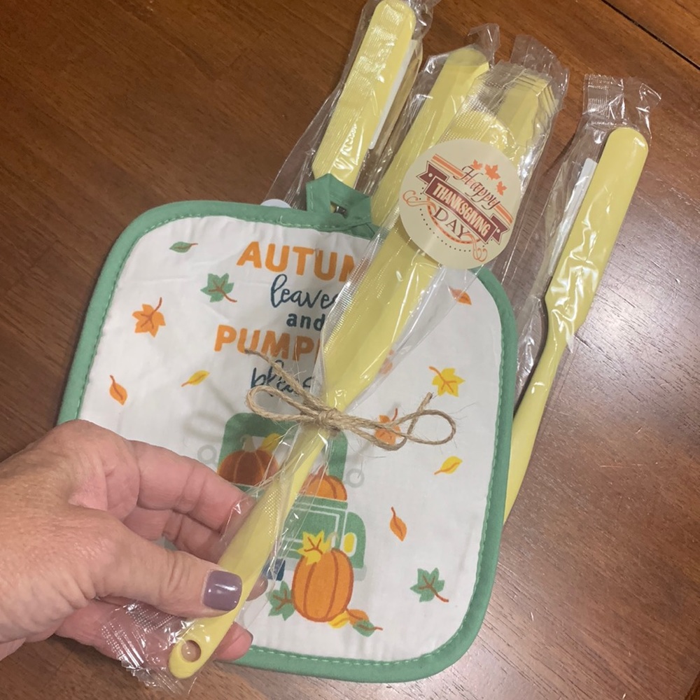 💕5/$15 Silicone Butter Icing Spatula, Set of 5, NEW in Yellow